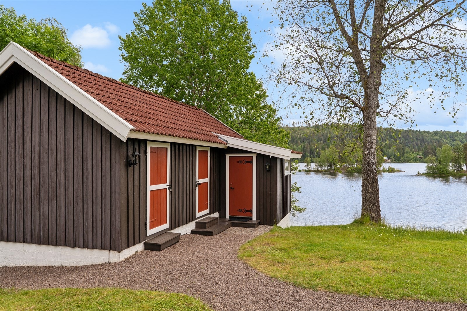 Annekset er oppført i tre med stående bordkledning og har flere separate innganger til boder og verksted. Galleribilde