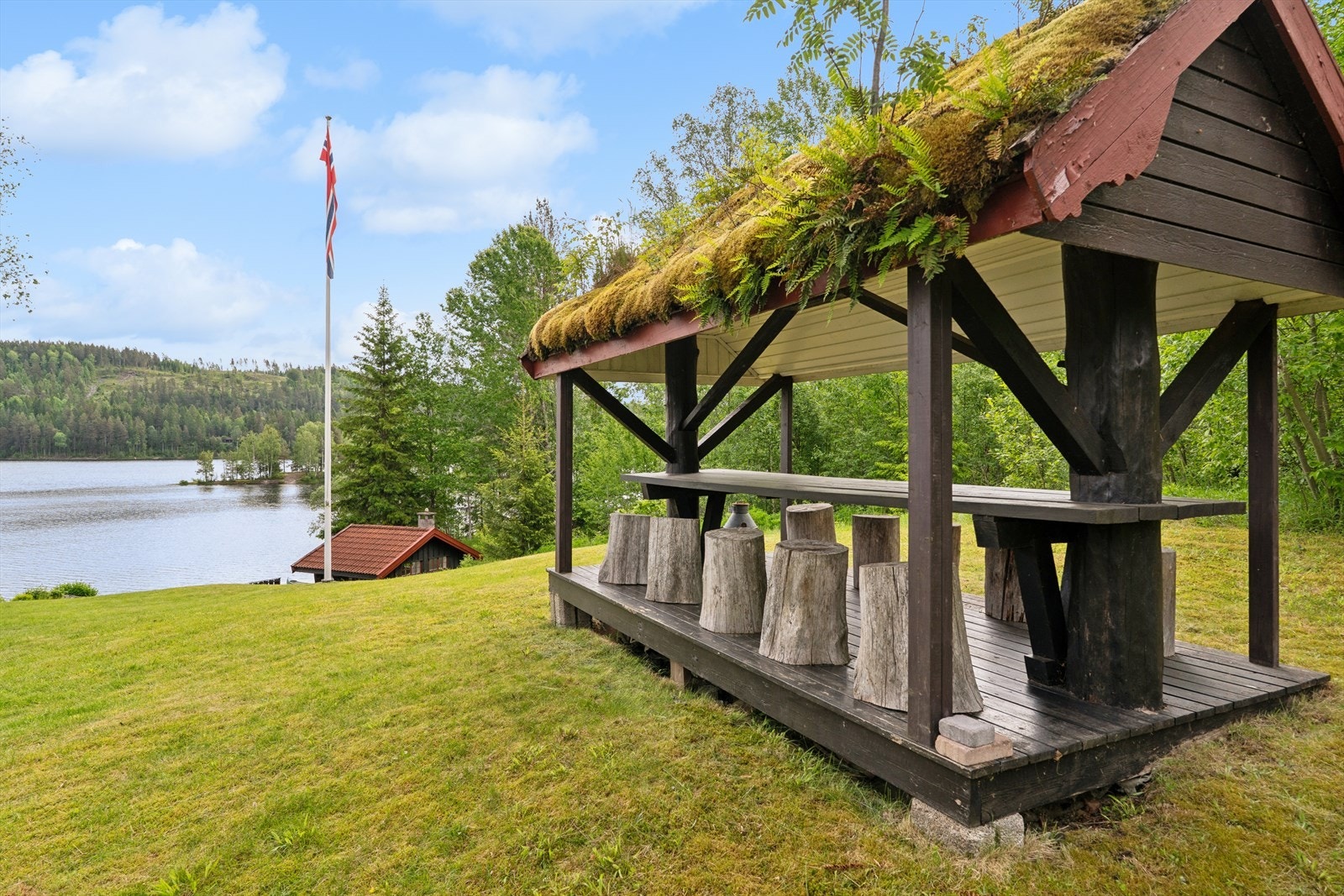 I tillegg til utestuen finnes det en mindre, takoverbygget sittegruppe på tomten. Galleribilde