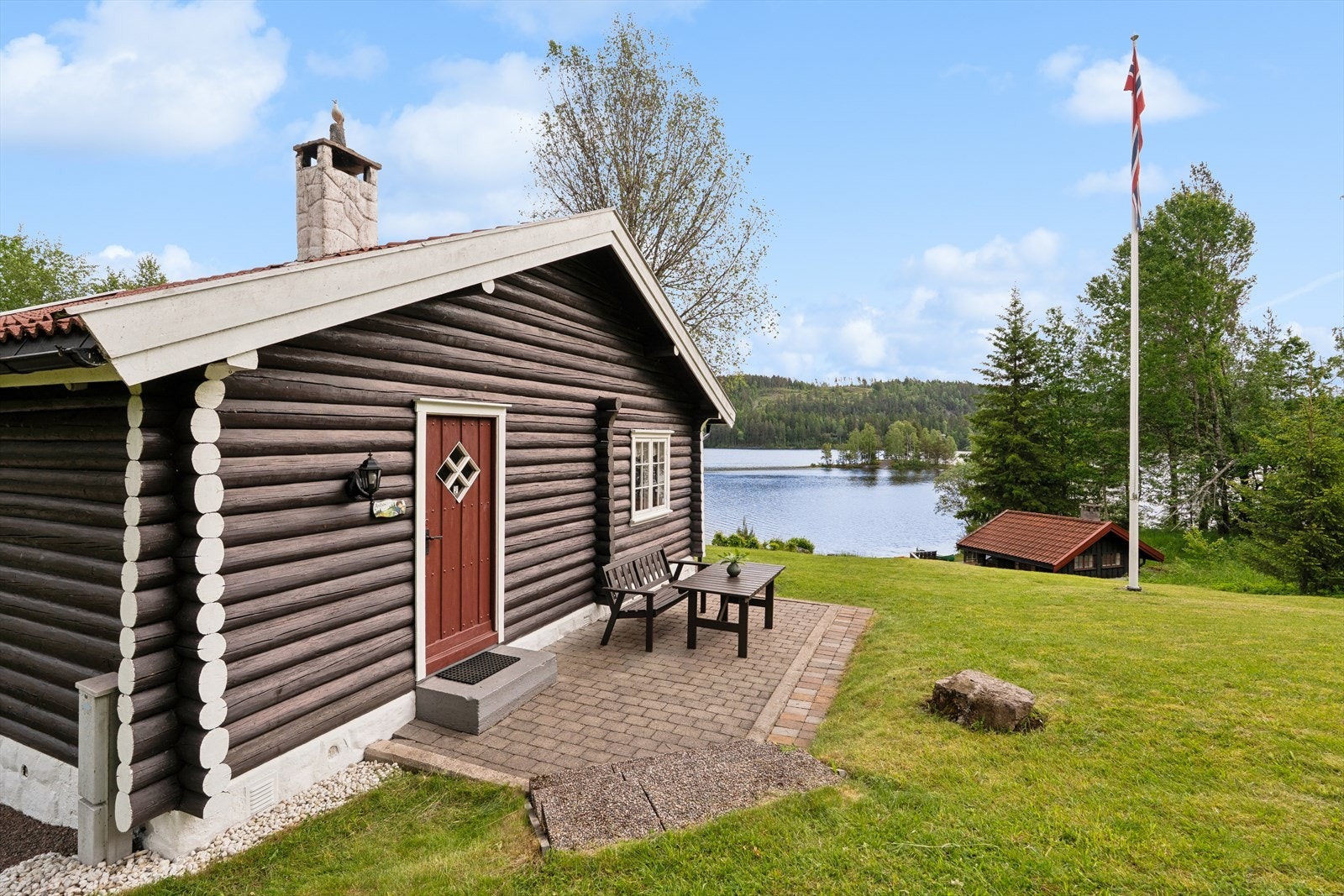 Fra bi-inngangen er det utgang til en sørvendt markterrasse belagt med belegningsstein. Galleribilde