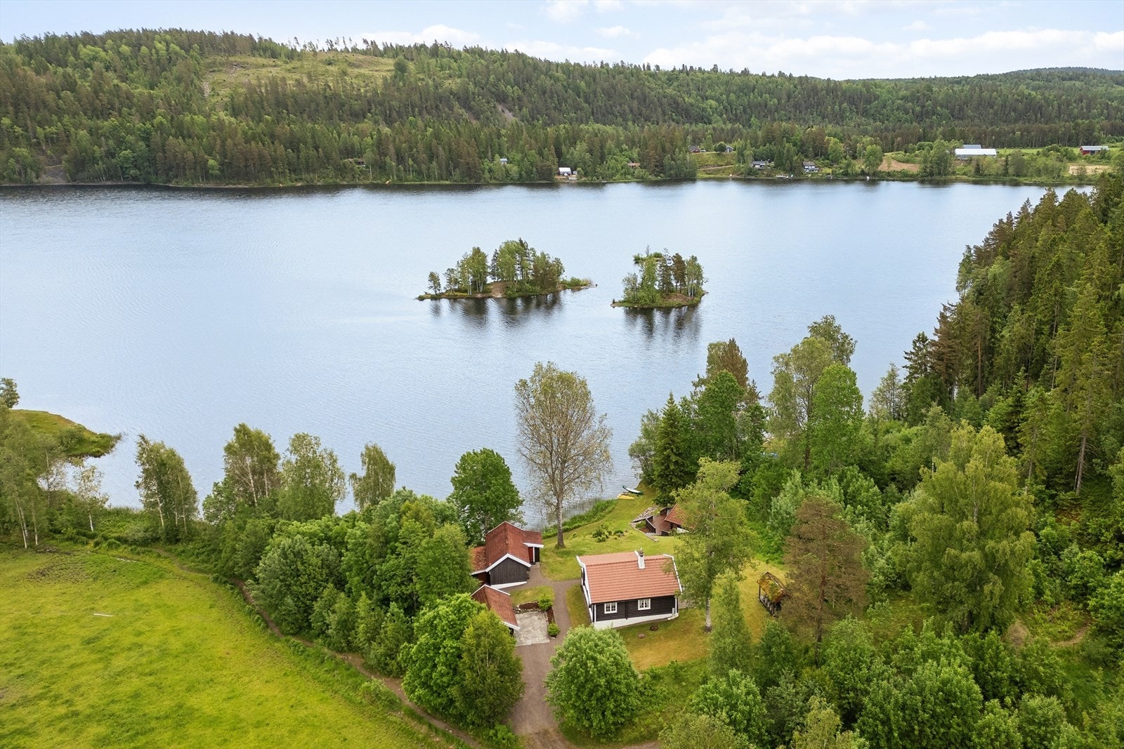 Beliggenheten ved Illestadvannet er stille og rolig, med kort vei til Høyjord og Andebu. Galleribilde