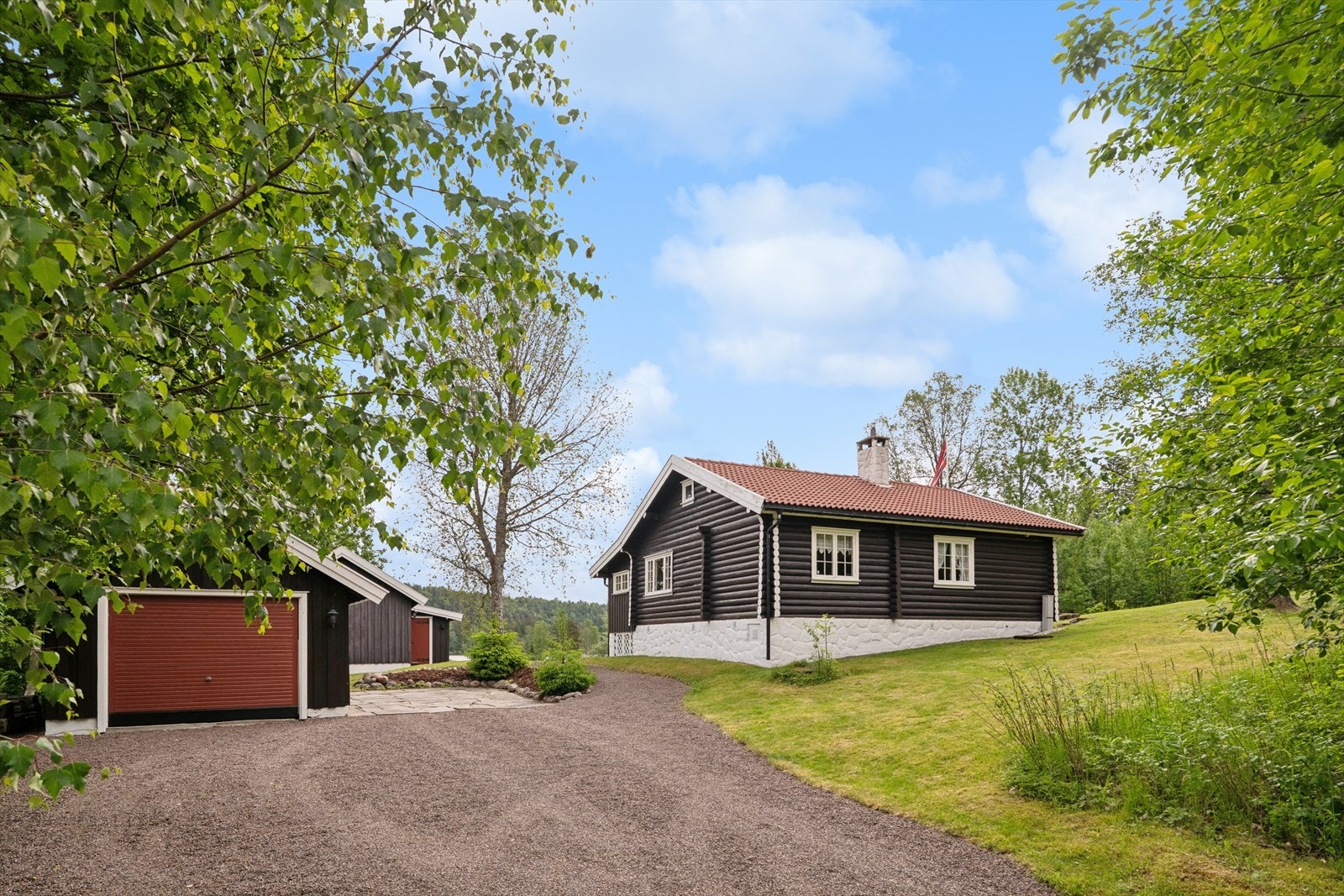 Gårdsplassen har god plass til parkering for flere biler, i tillegg til garasjeplassen. Galleribilde