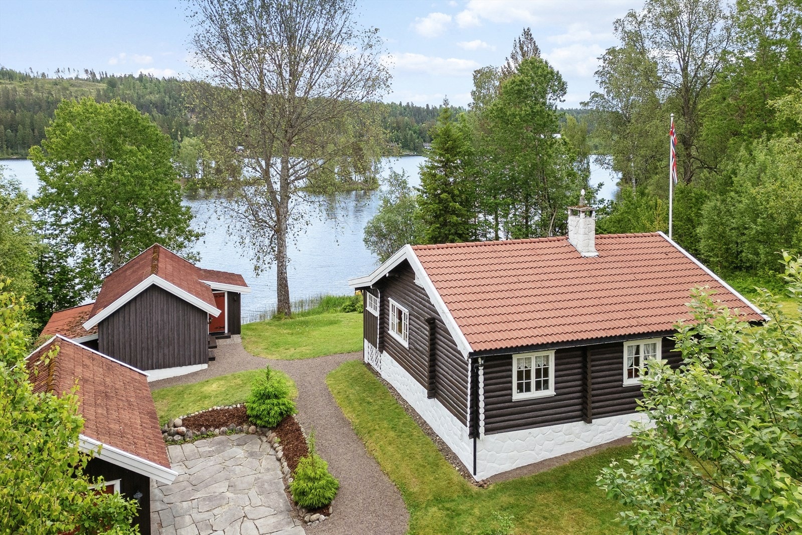 Hytta og tilleggsbygningene ligger skjermet og privat til på eiendommen. Galleribilde
