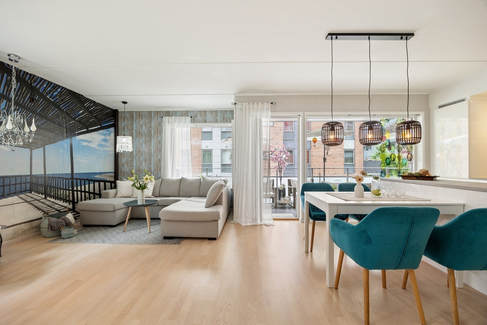 Lys og luftig stue med god plass til både sofagruppe, mediemøblement og spisebord Galleribilde