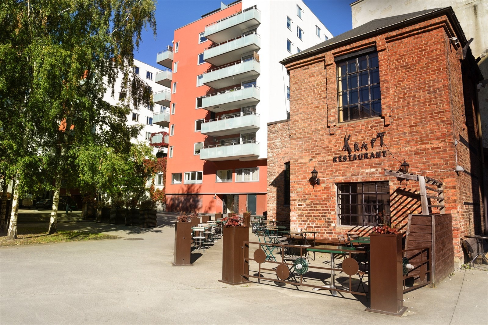 Populære Kraft Kafé og Restaurant ligger like i nærheten og byr på hyggelig atmosfære, gode matopplevelser og sosiale møteplasser året rundt Galleribilde