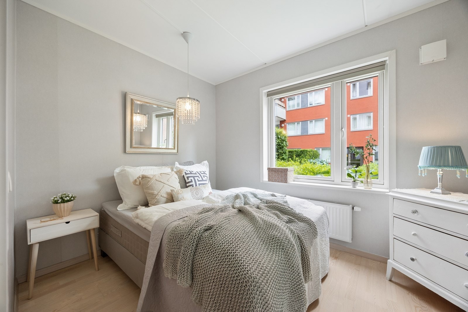 Gjesterom med god plass til dobbeltseng og møblement Galleribilde