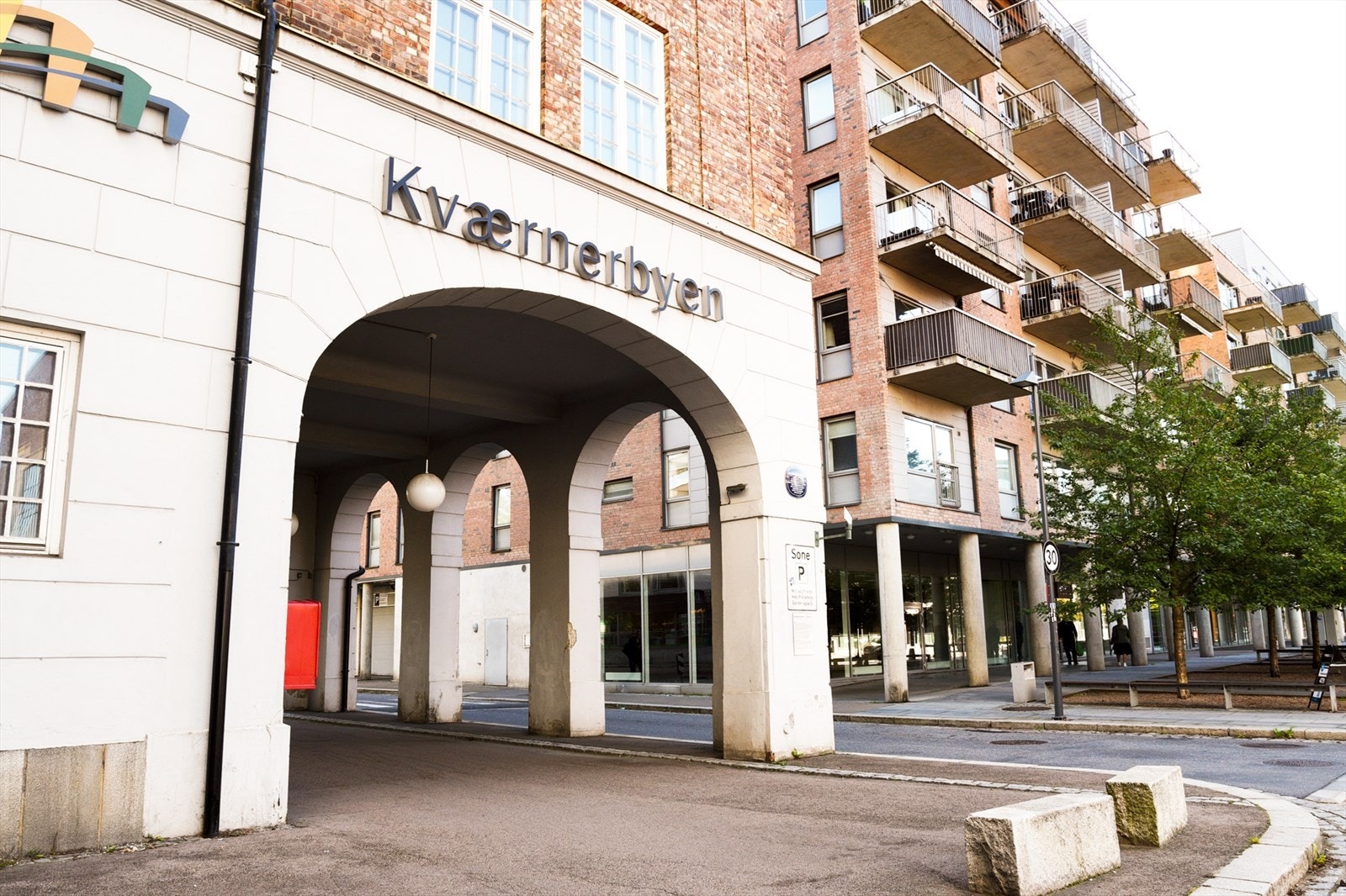 Kværnerbyen byr på en urban og attraktiv beliggenhet med et godt utvalg av caféer, restauranter, dagligvarebutikker, treningssentre og hyggelige møteplasser i nærområdet Galleribilde