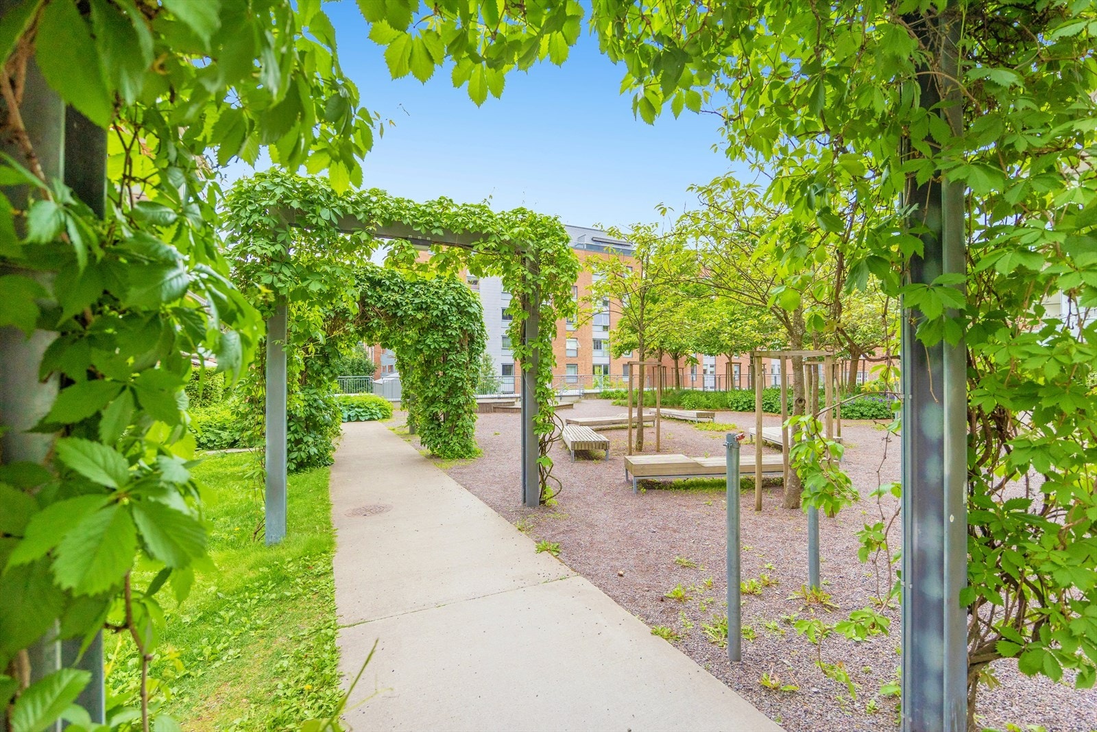 Borettslaget fellesområder er pent opparbeidet med grønt og sitteplasser Galleribilde