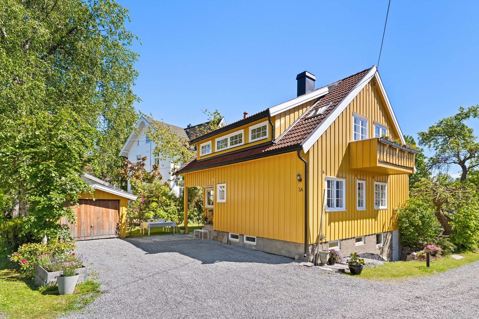 Eiendommen ligger idyllisk til innerst i en privat felles stikkvei, skjermet fra trafikk. Her bor du med kort vei til det meste, kun 3-4 minutters gange til Nordstrand skole, kollektivtransport og det populære servicetilbudet på Sæter Galleribilde