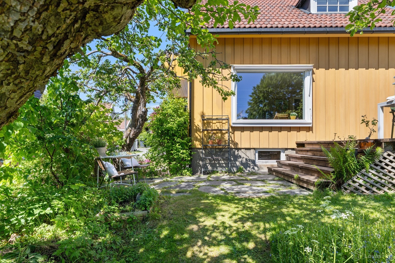 Solrik og frodig tomt som er opparbeidet med gressplen, blomstereng, bøk, eik, lønn og bjørketrær, frukttrær, diverse bærbusker og beplantning. I tillegg til trærne rammes hagen naturlig inn med barlin, espalier med eføy, syriner, lindehekk m.m. Galleribilde