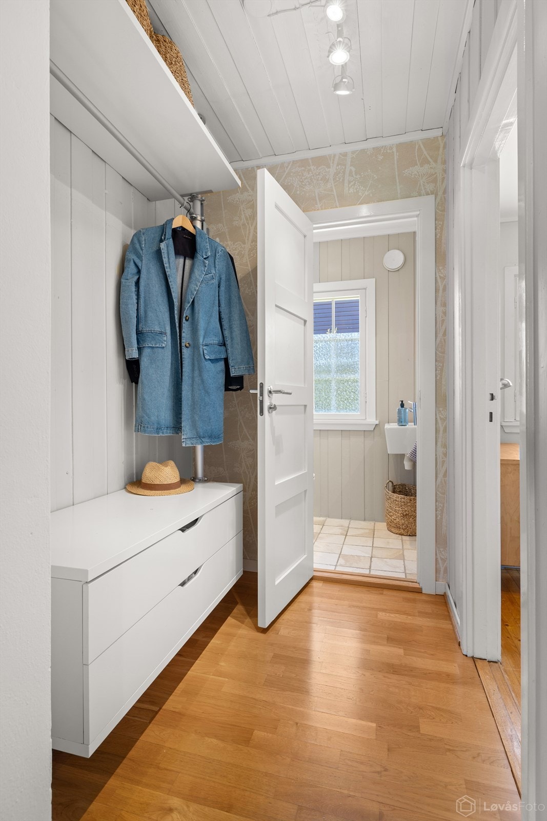 Hall med nisjen med garderobeinnredning Galleribilde