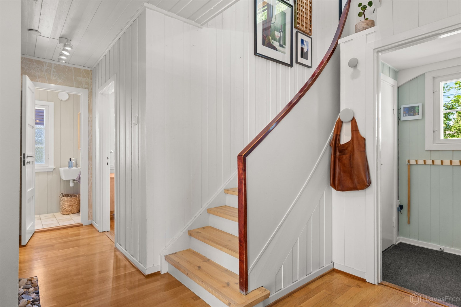Fra hallen går trappen opp til 2. etasje Galleribilde