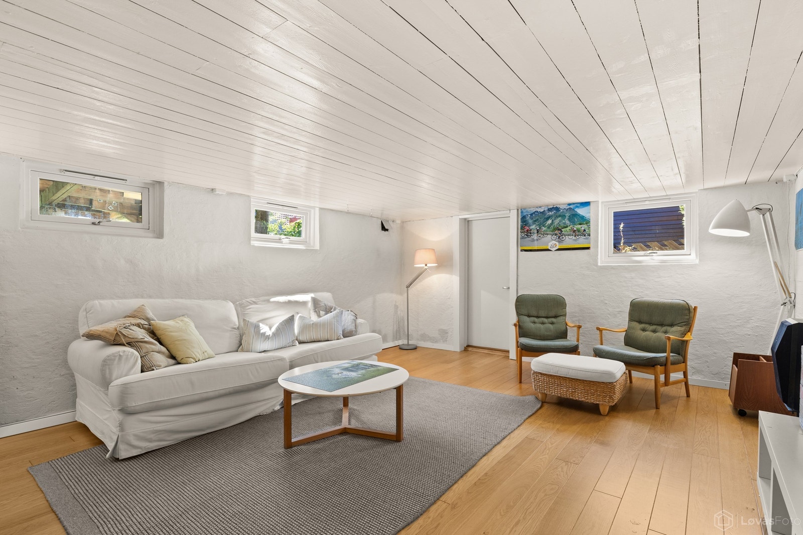 Stor og lys kjellerstue med 1-stavs parkett og gulvvarme (rommet er ikke byggemeldt for varig opphold) og egen utgang direkte til hagen. Det ble lagt nye varmefolie og ny parkett i 2012 Galleribilde