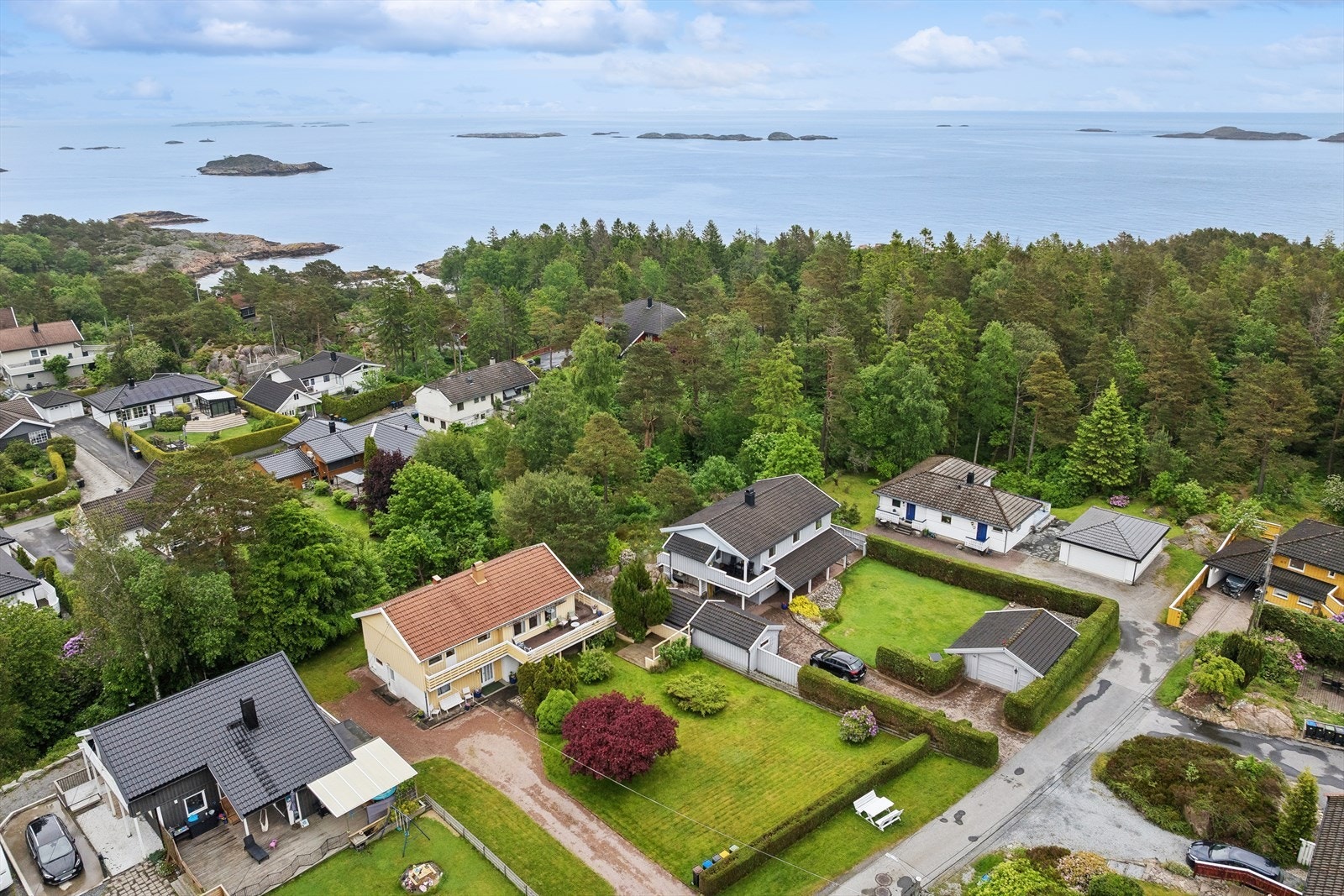 Fra boligen er det gangavstand til både Fevik skole og flere barnehager mm. Galleribilde