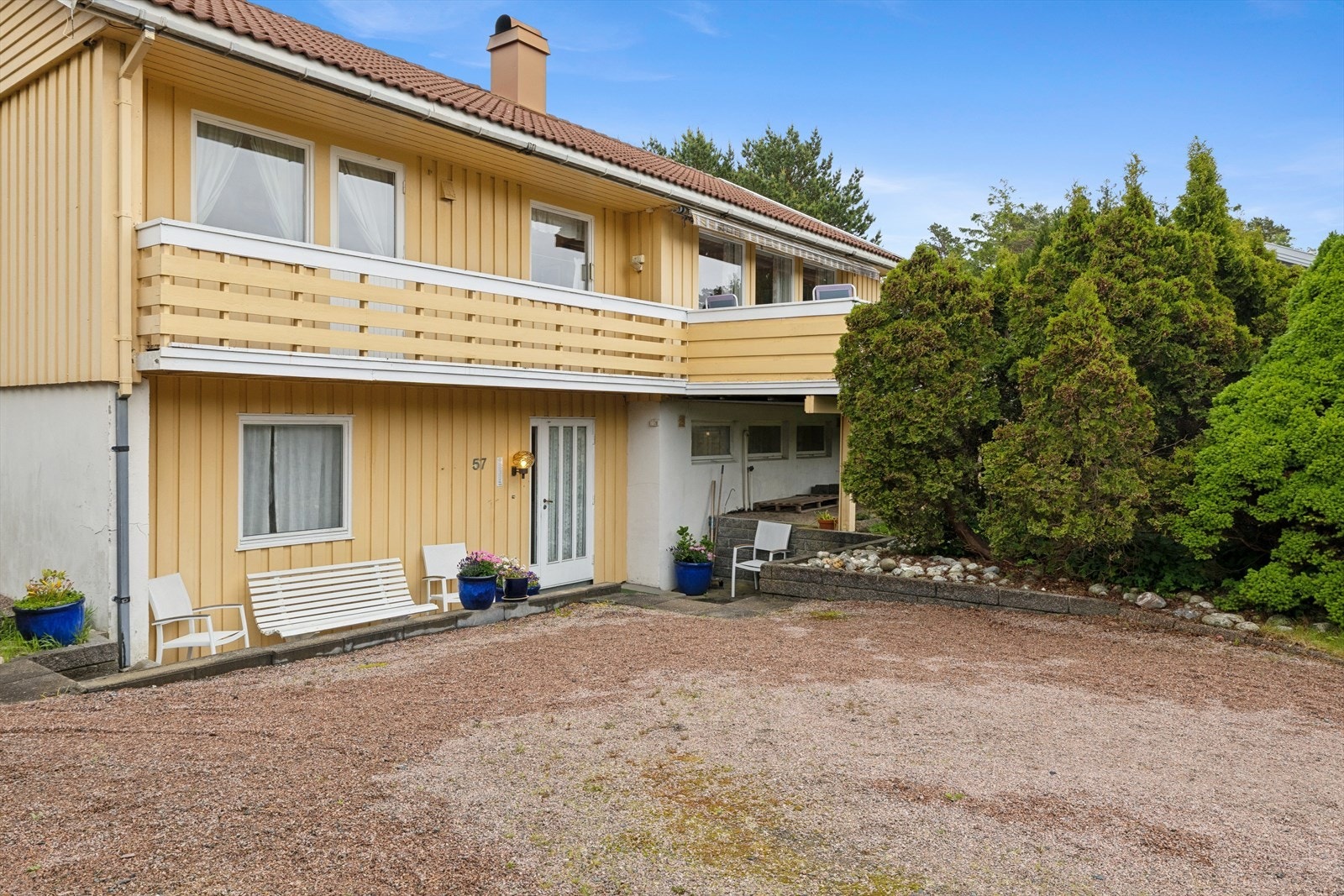 Gruslagt innkjørsel/gårdsplass. Galleribilde