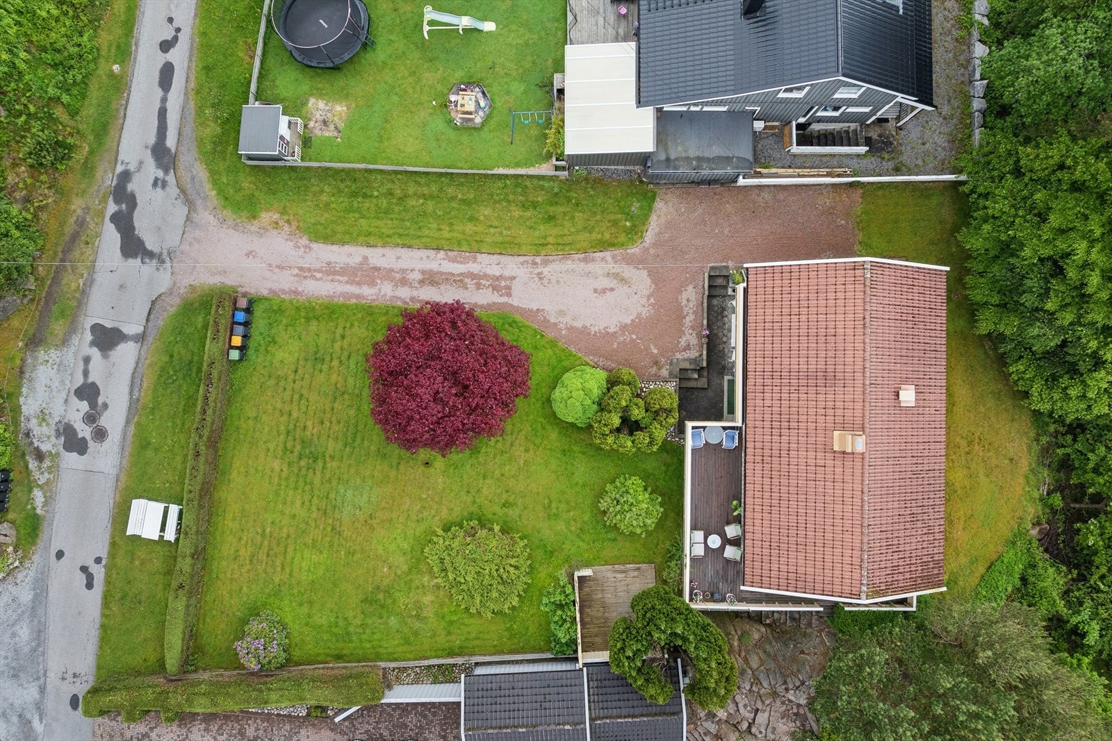 Oversikt over eiendommen som viser hage, gårdsplass og boligens plassering på tomten. Tomten er på ca 800 m². Galleribilde
