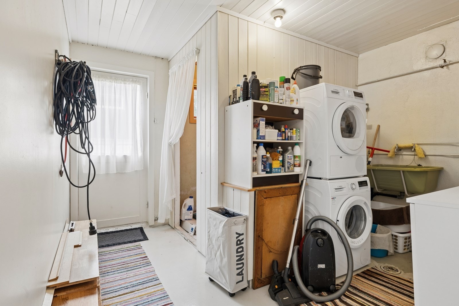 Praktisk vaskerom/bod med opplegg for vaskemaskin og en ny 200-liters varmtvannsbereder fra 2023. Direkte utgang til hagen. Galleribilde