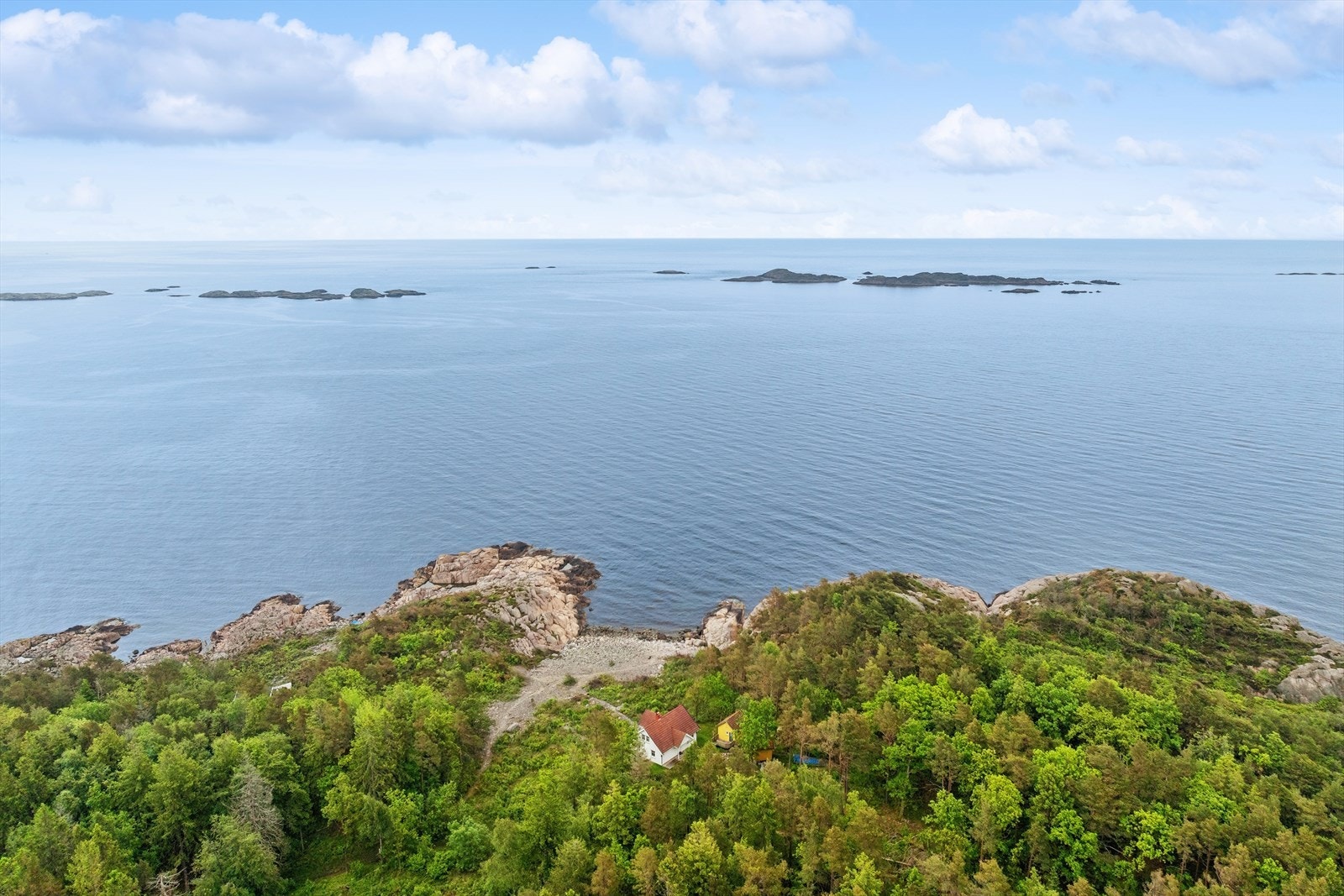 Her bor du med umiddelbar nærhet til sjøen og den flotte skjærgården, med fine turmuligheter og badeplasser rett i nærheten. Galleribilde