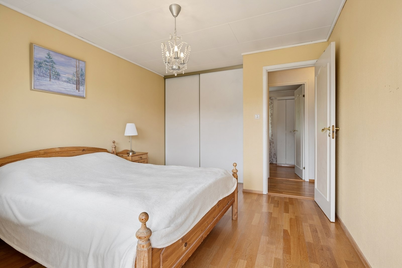 Soverommet er utstyrt med en praktisk skyvedørsgarderobe. Galleribilde