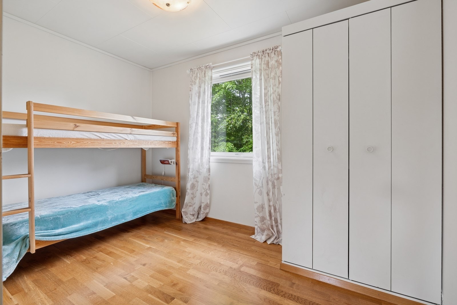 På soverom 2 finnes det også godt med oppbevaringsplass. Galleribilde