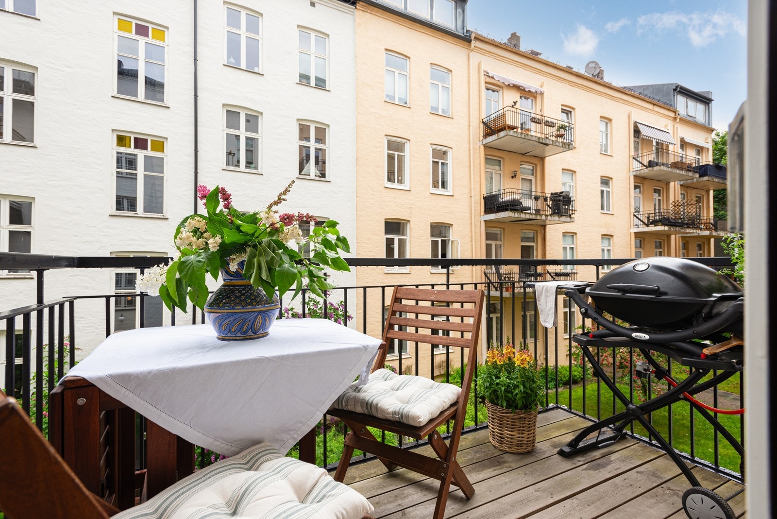 Solrik balkong vendt mot bakgård - perfekt for late sommerdager! Galleribilde
