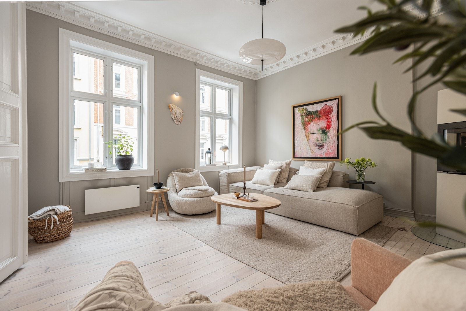 De store vindusflatene sørger for rikelig med naturlig lysinnslipp Galleribilde