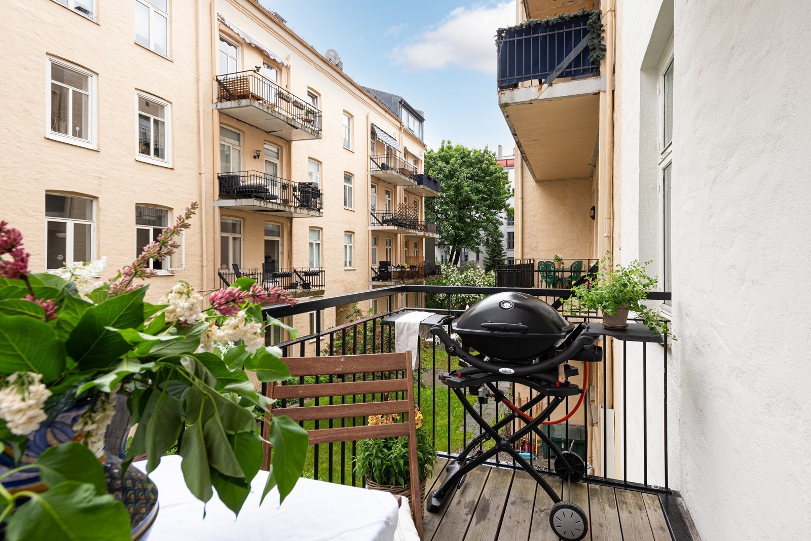 Romslig balkong med ettermiddagssol på sommerstid Galleribilde