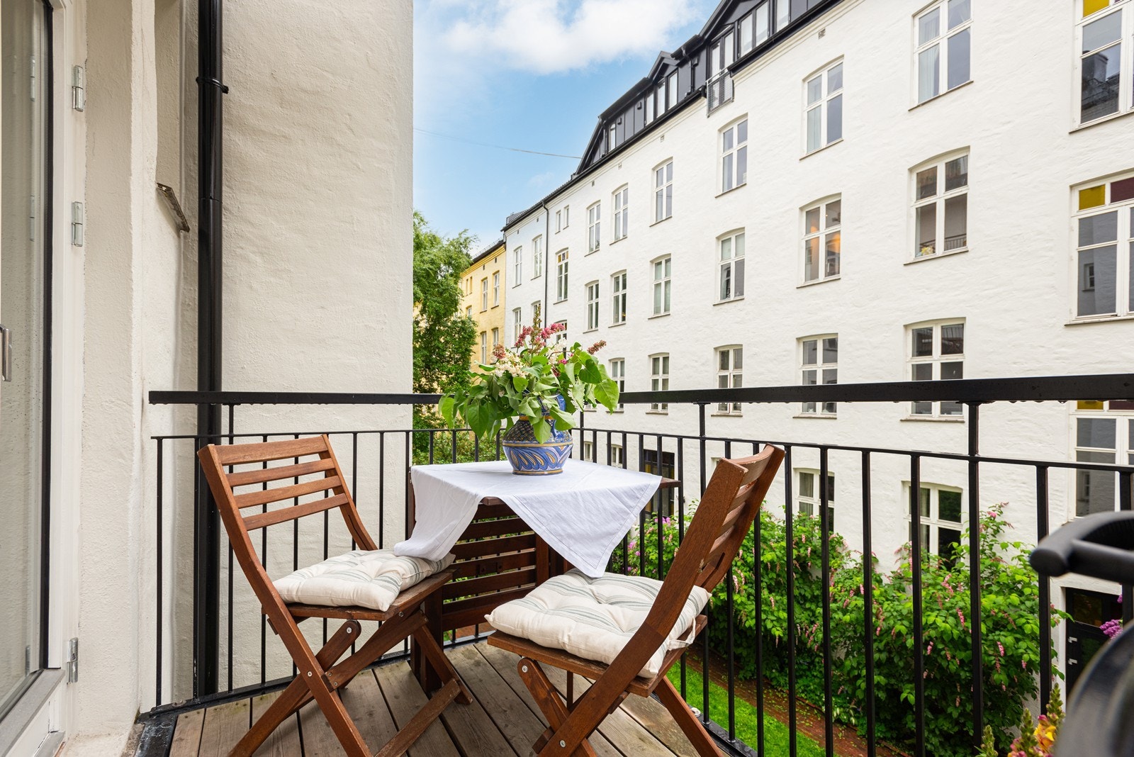 Tilbaketrukket og hyggelig vendt mot rolig bakgård Galleribilde
