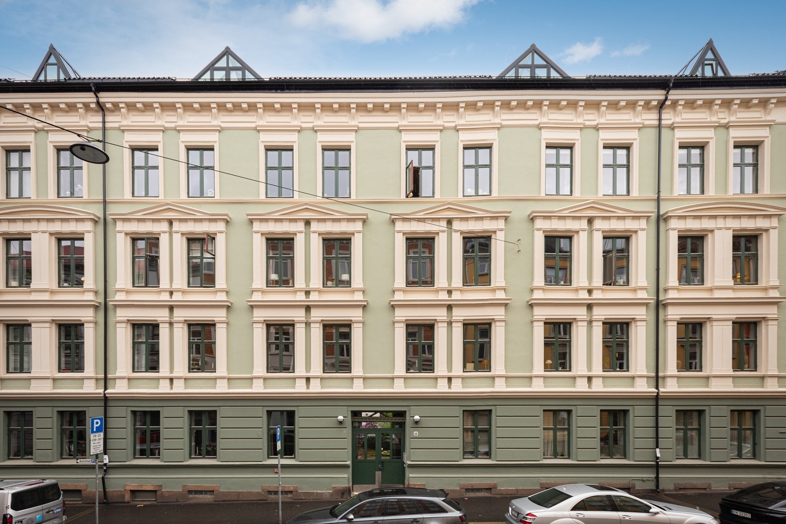 Velholdt bygård midt på Majorstuen. Fasade og tak ble rehabilitert i 2022 Galleribilde