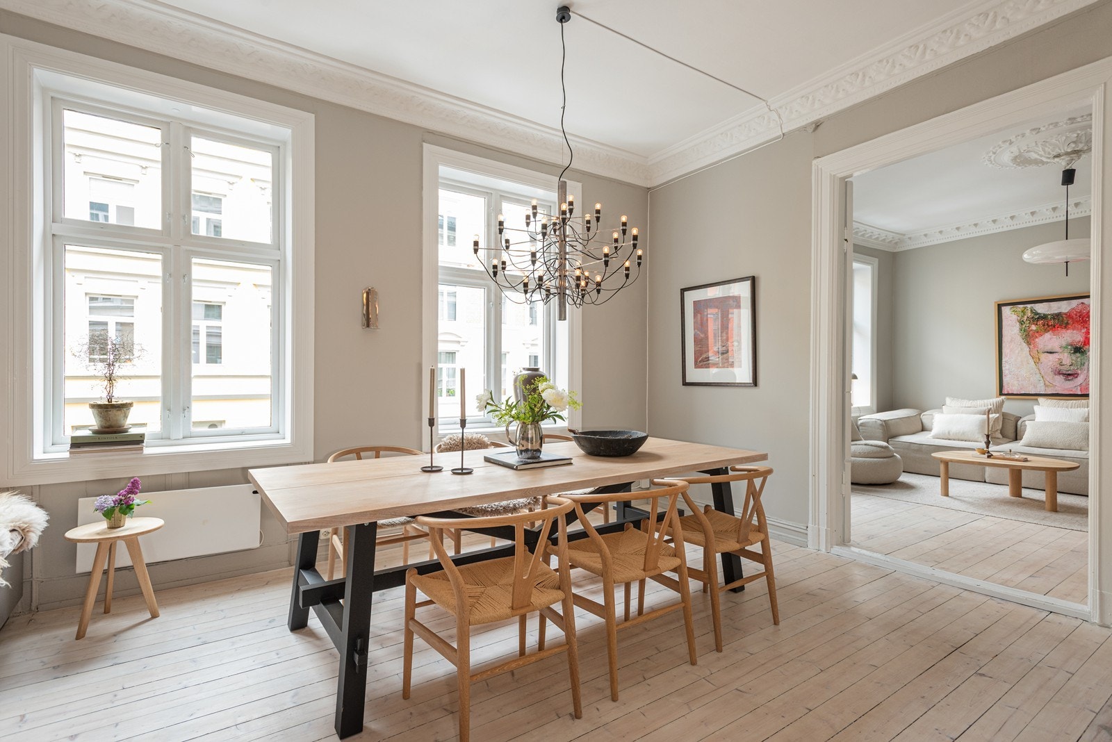Leiligheten har en perfekt planløsning med spisebordet som et naturlig midtpunkt Galleribilde