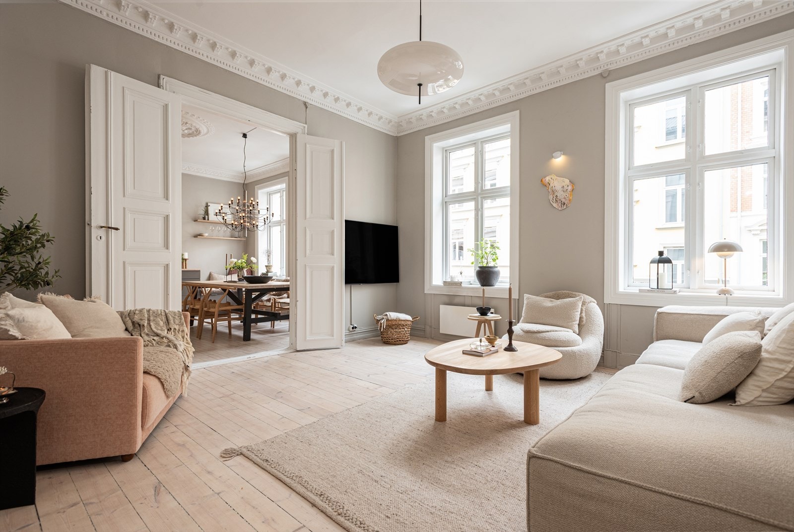 Klassisk og gjennomgående 3-roms med n.vestvendt balkong, peis og vakre detaljer Foto: Studio Oslo Galleribilde