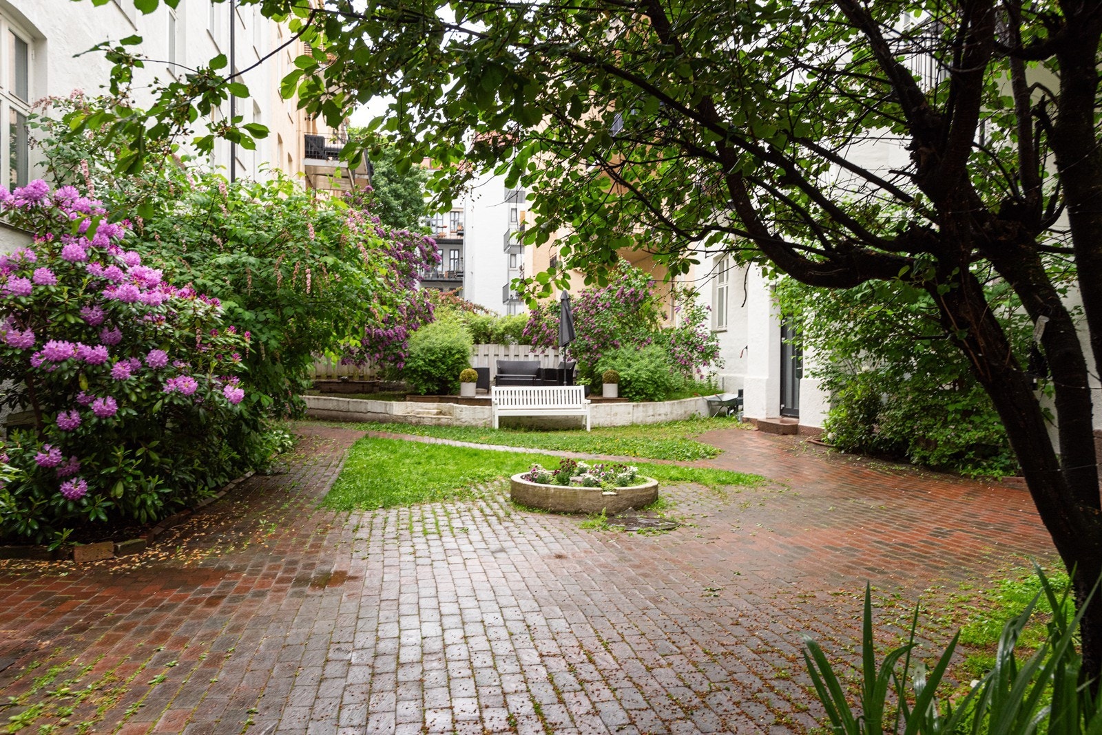 Pent opparbeidet bakgård med fin beplantning og uteplass Galleribilde
