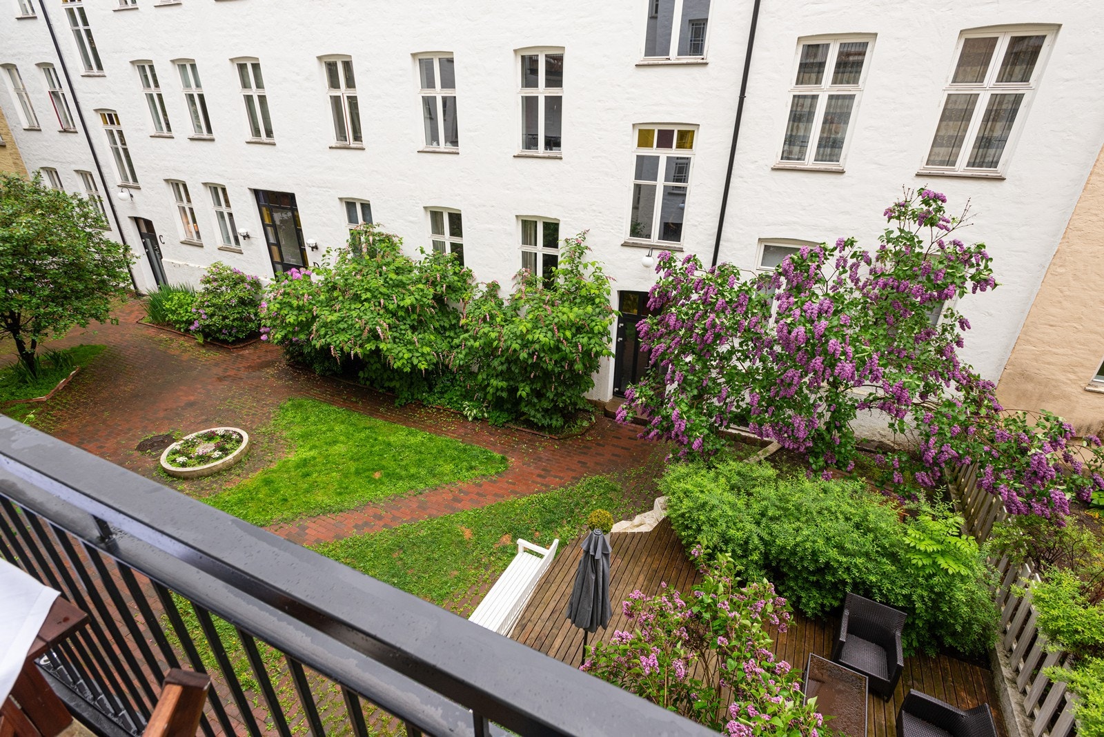 Hyggelig utsyn mot felles hage Galleribilde