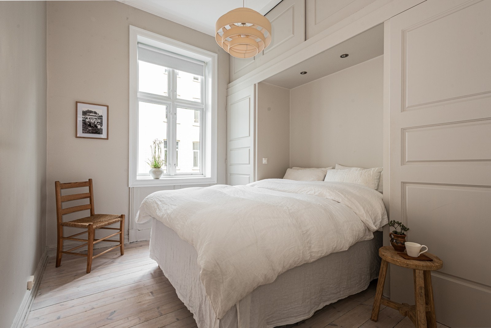 Hovedsoverom med plass til dobbeltseng og stor garaderobe Galleribilde