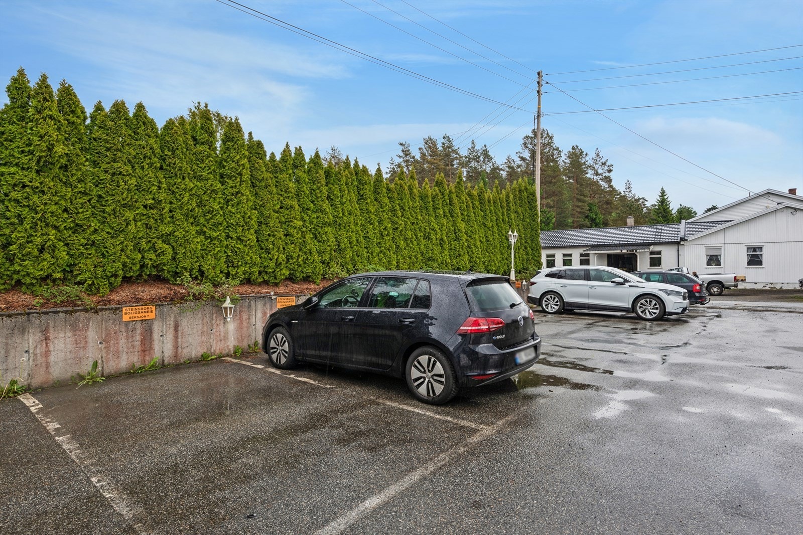 Området byr på servicetilbud som Bunnpris Båstad, kun 11 minutter unna med bil. Galleribilde