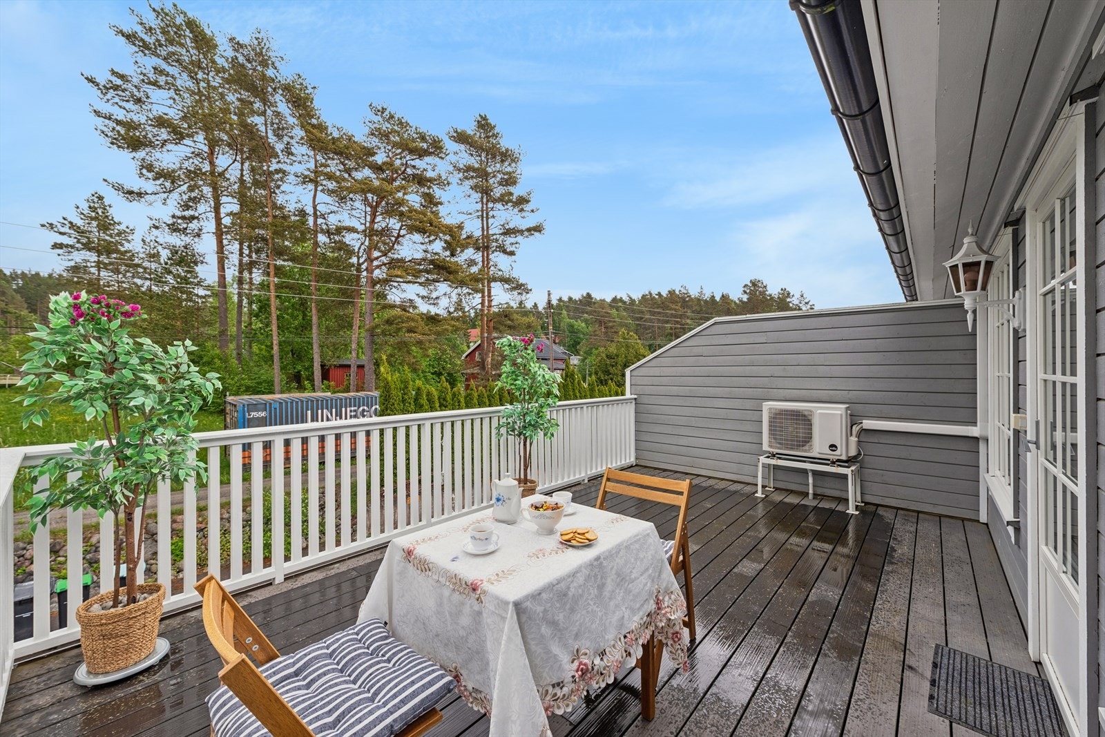Verandaen er bygget i betongkonstruksjon og gir rikelig med plass for utemøbler. Galleribilde