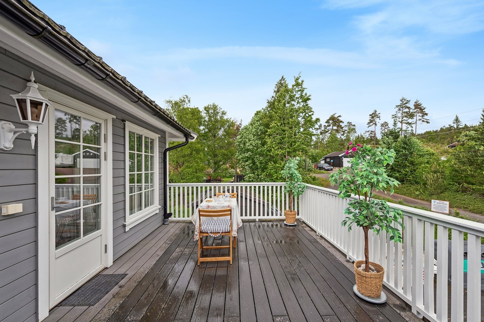 Verandaen fungerer som en forlengelse av stuen og et ekstra rom på varme dager. Galleribilde