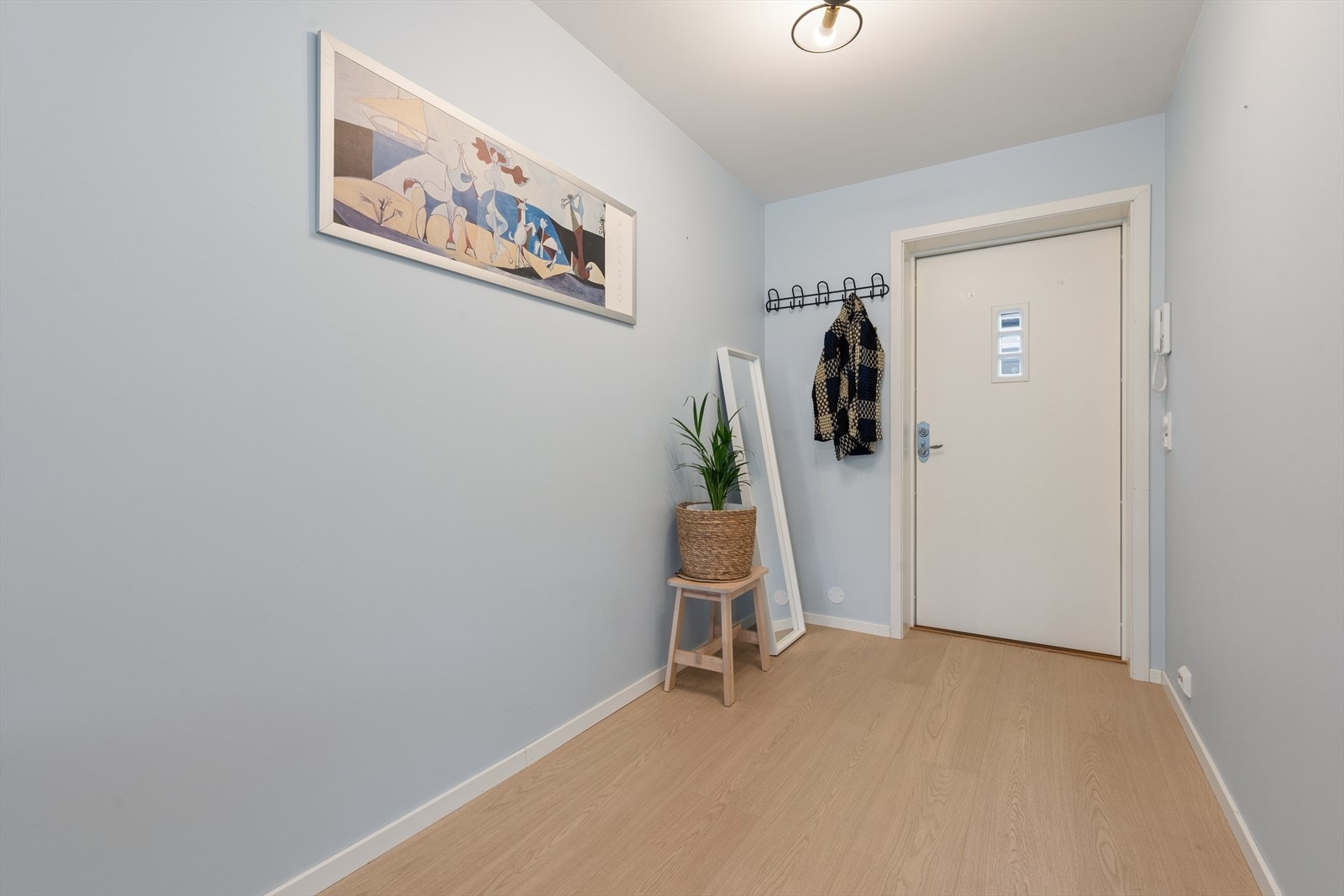 Hovedytterdøren er fra 2015 og har et innfelt glassfelt for ekstra lysinnslipp. Galleribilde