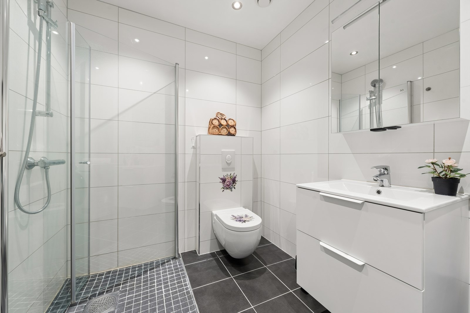 Badet fra 2016 har flislagt gulv med elektriske varmekabler og innfelte downlights i taket. Galleribilde