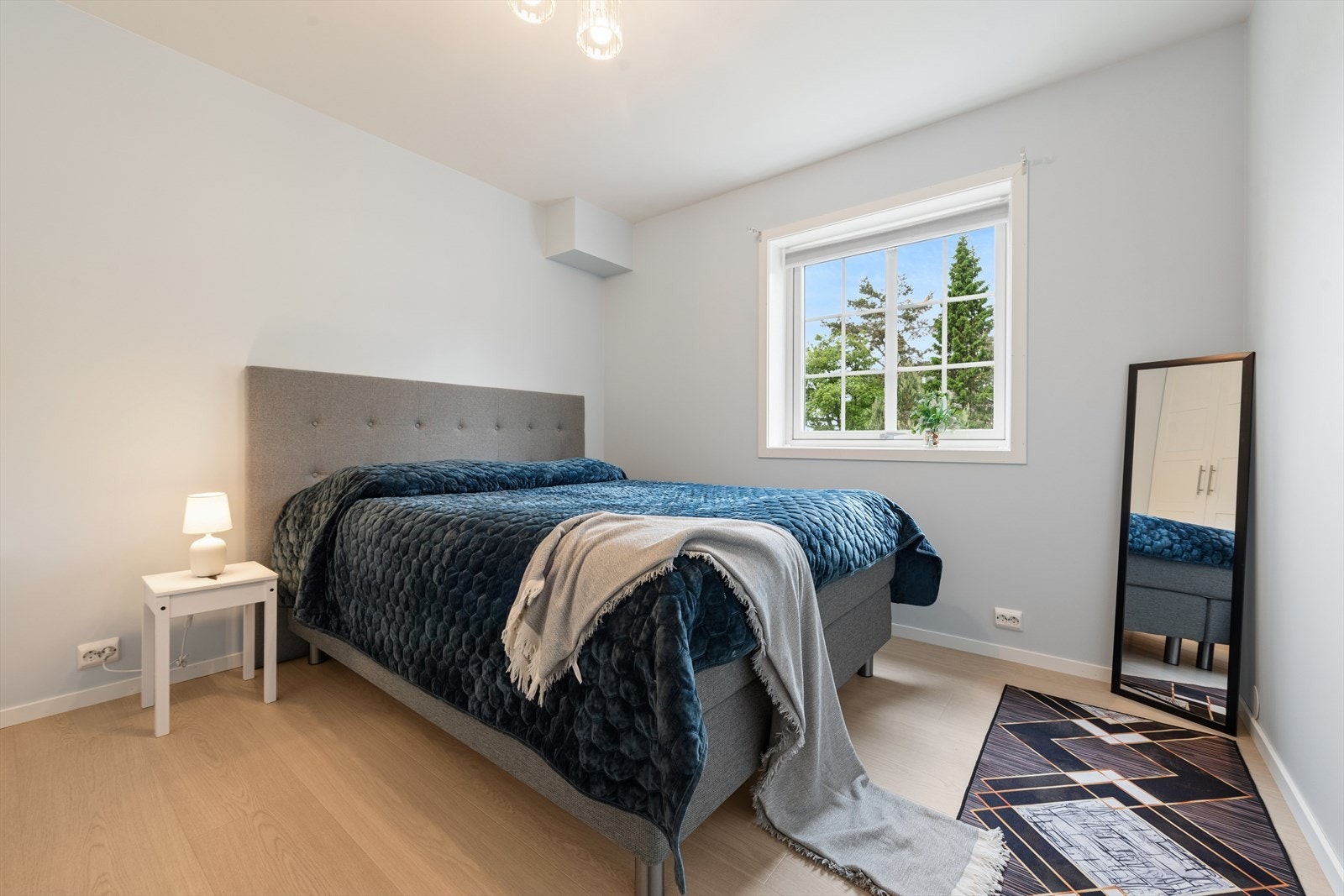 Soverommet har plass til dobbeltseng og vender mot rolige omgivelser. Galleribilde