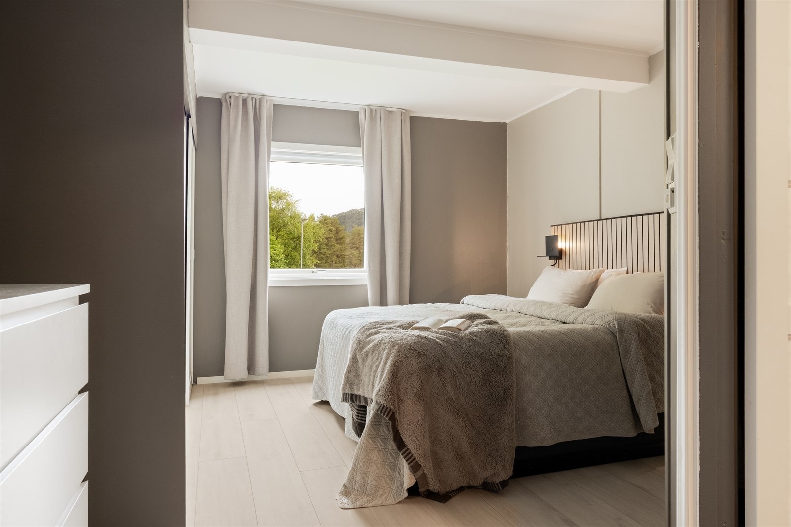 Hovedsoverommet er luftig og romslig, med god plass til å innrede som man ønsker. Galleribilde