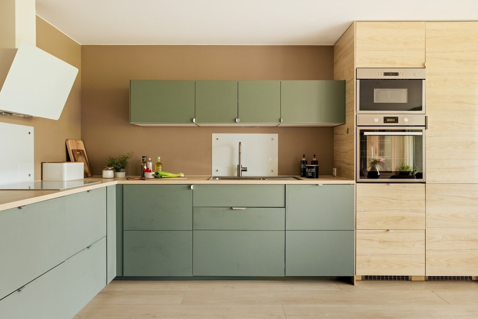 Lekkert kjøkken fra IKEA med rikelig plass til både matlaging og oppbevaring. Galleribilde