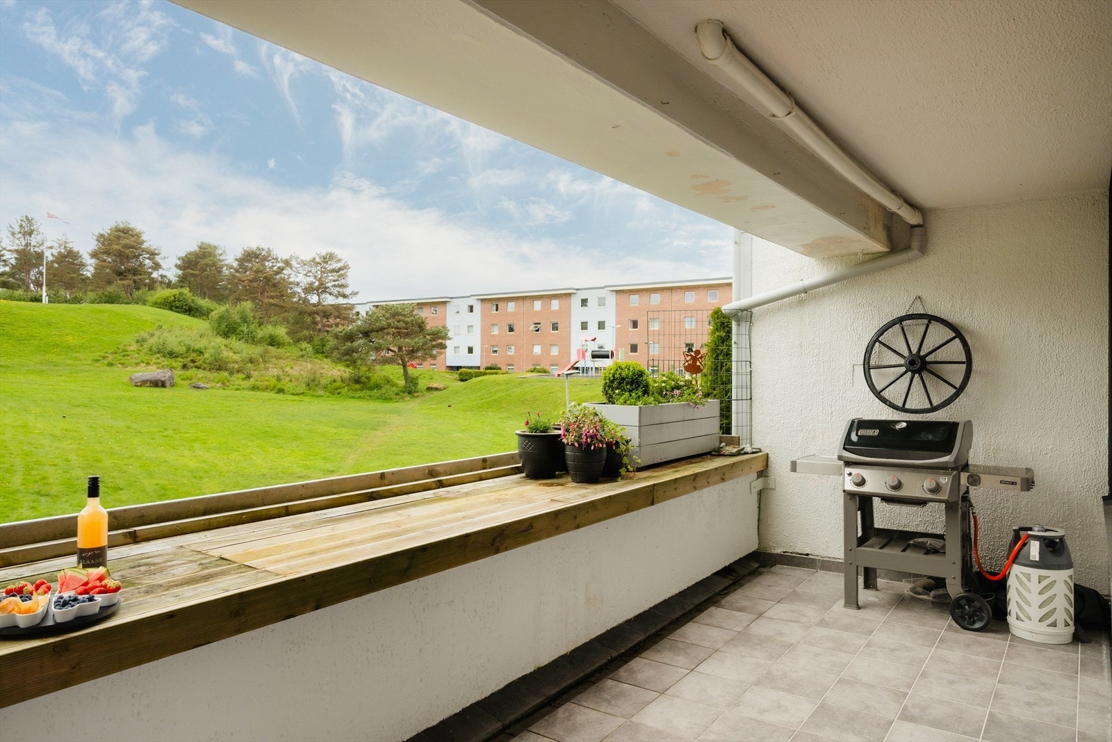 Fra stuen kommer vi ut til en stor sørvendt terrasse, hvor ettermiddagssolen kan nytes. Galleribilde