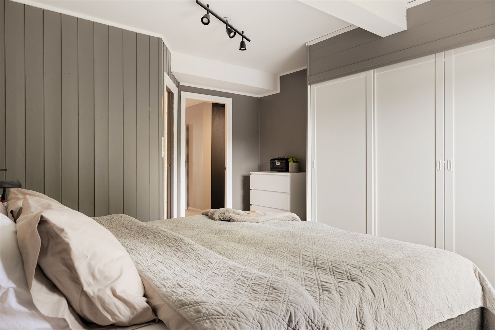 Her er det innredet med en romslig skyvedørsgarderobe. Galleribilde