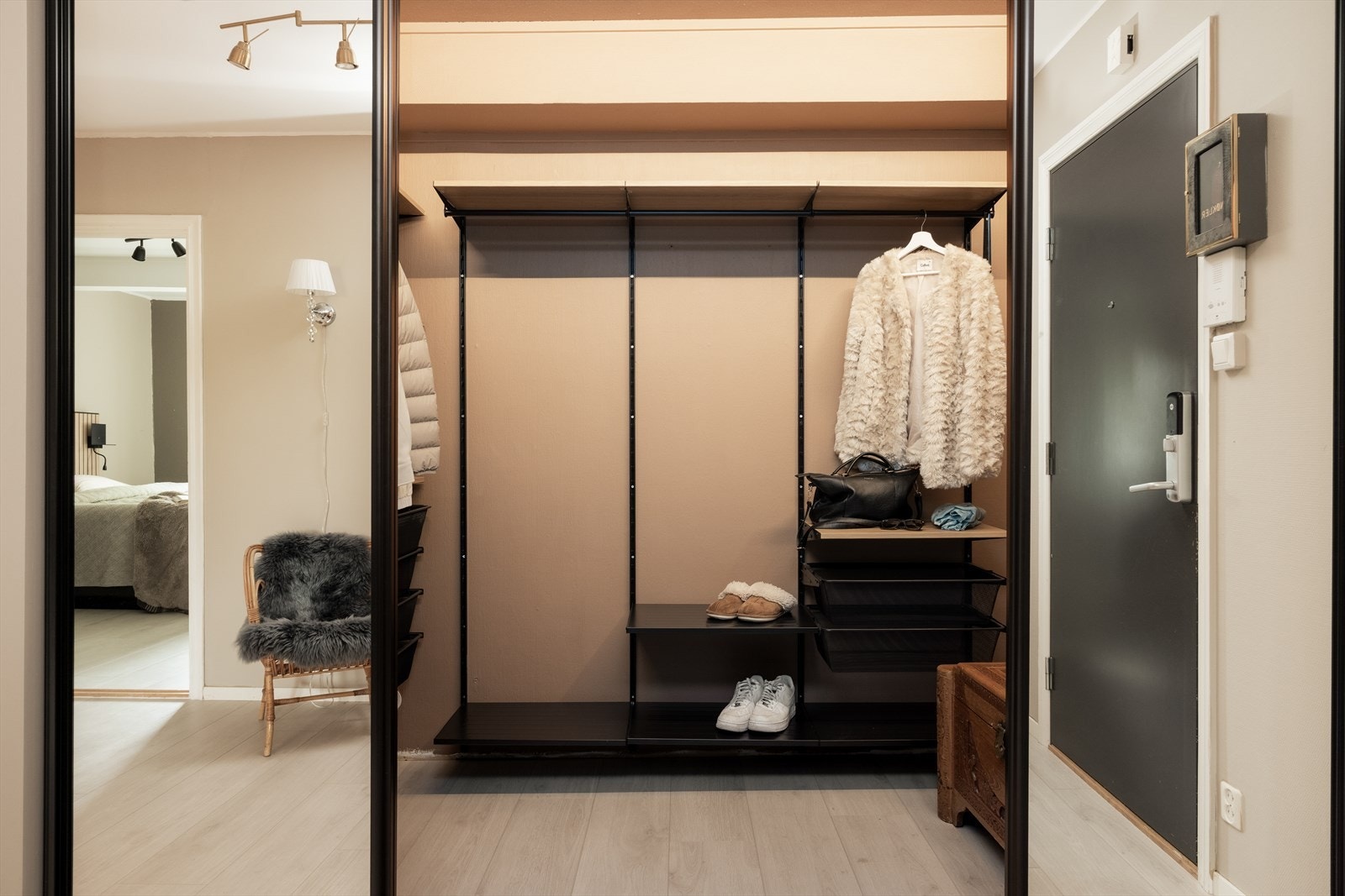 Her er det god plass til oppbevaring av yttertøy og sko i en romslig skyvedørsgarderobe. Galleribilde