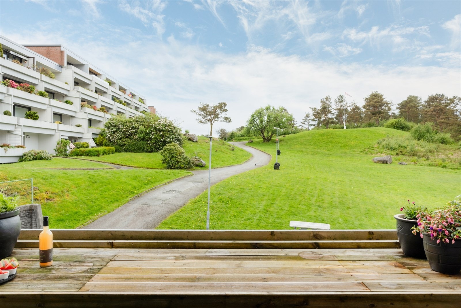 En flott familiebolig med alt på ett plan, to bad, stor terrasse, fast garasjeplass og nærhet til "alt" du trenger! Galleribilde