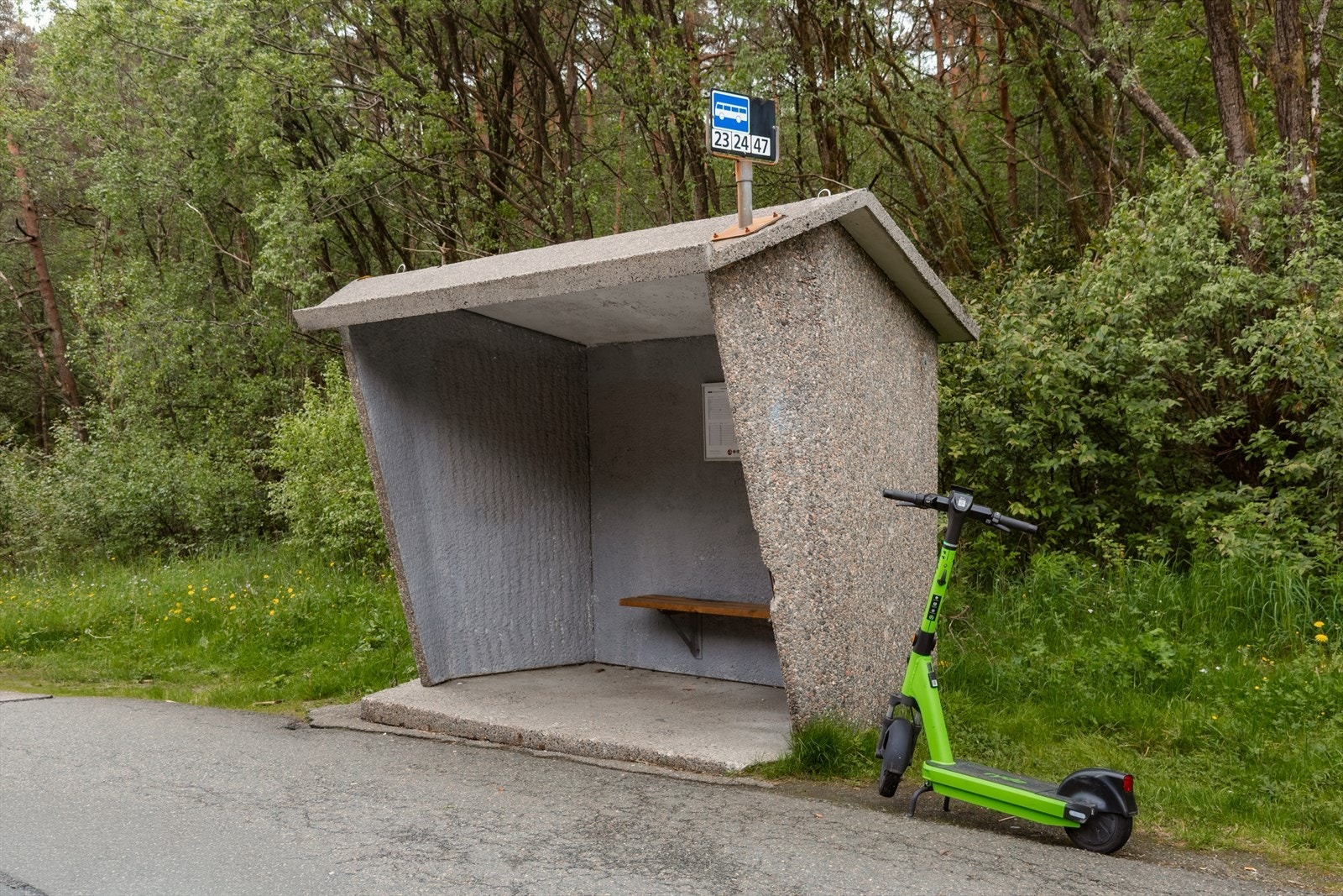 500 meter til busstopp, med hyppige avganger til Vestkanten og Loddefjord Terminal. Galleribilde