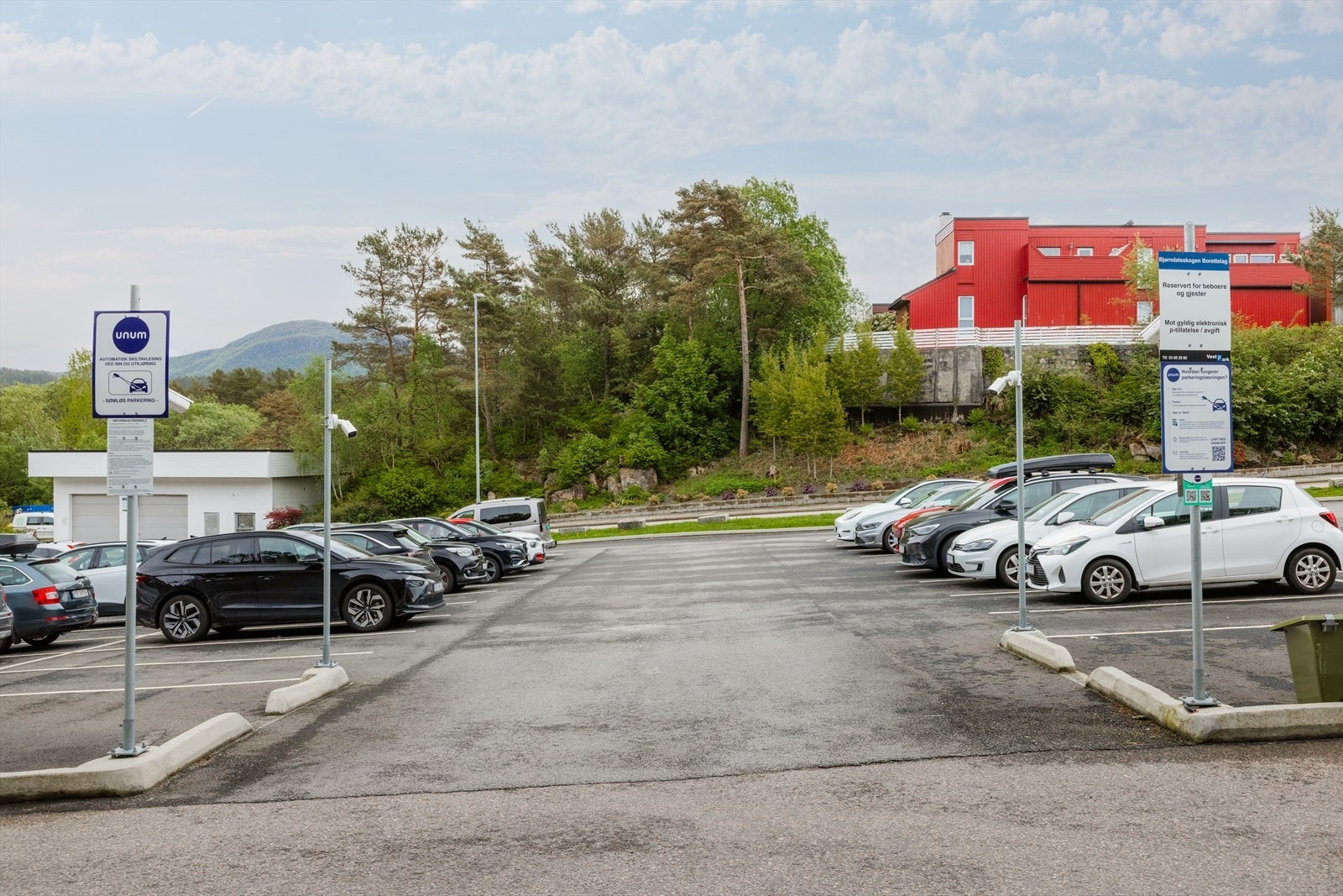Leiligheten disponerer en fast garasjeplass. I tillegg er det gode parkeringsmuligheter på parkeringsplass like ved boligen. Galleribilde