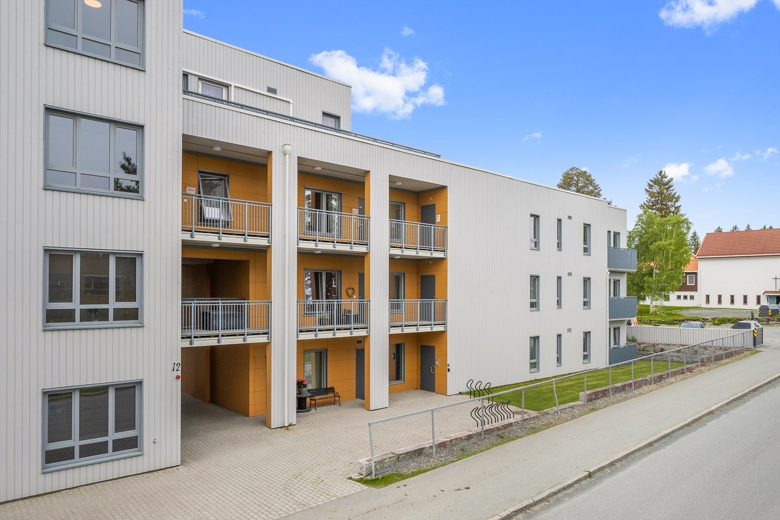Leiligheten ligger i et populært sameie midt i Heimdal sentrum. Her bor du i umiddelbar nærhet til det meste du trenger i hverdagen. Galleribilde