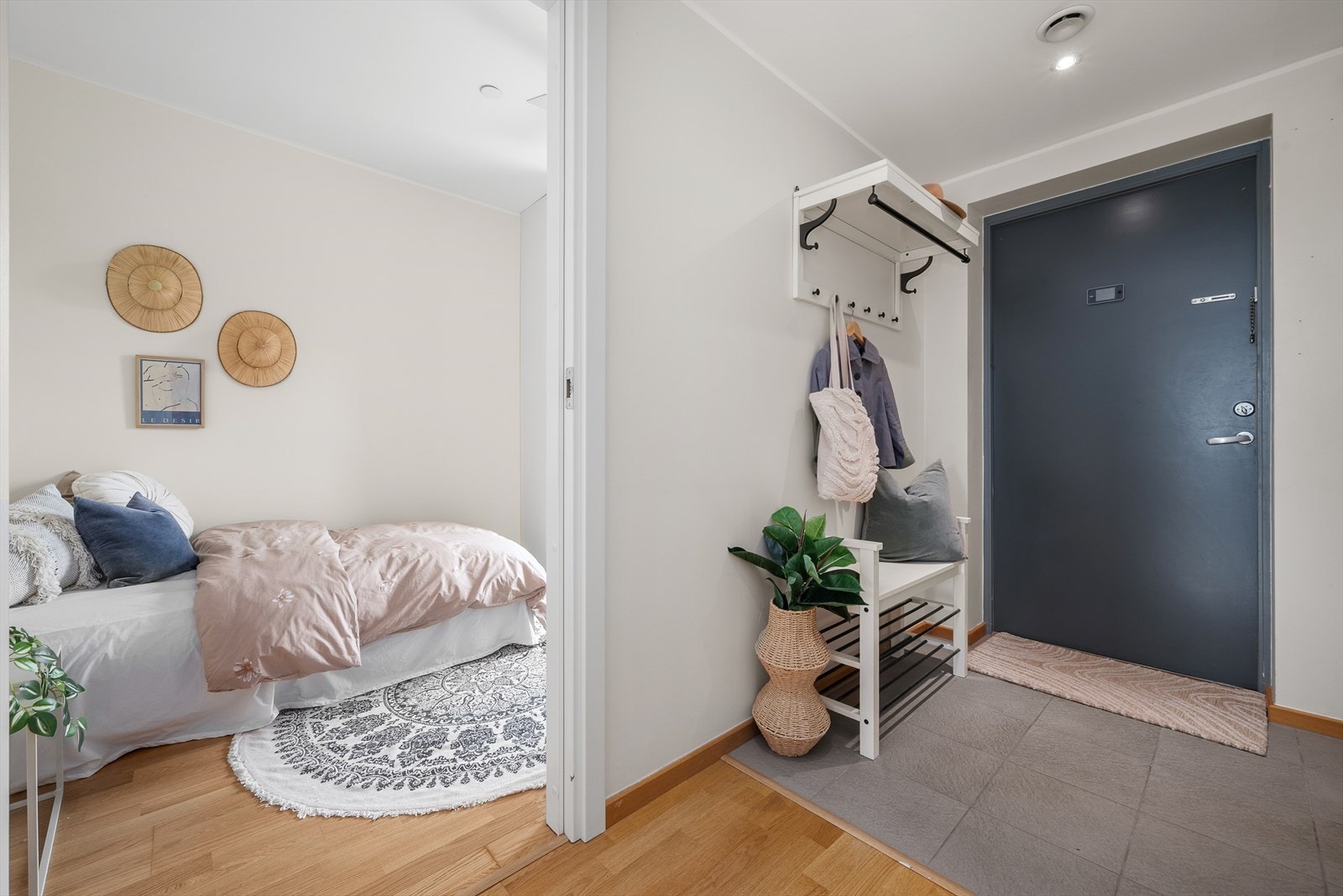 Romslig inngangsparti på hele 9,8 m², med god plass til garderobeløsning og oppbevaring av yttertøy og sko. Galleribilde