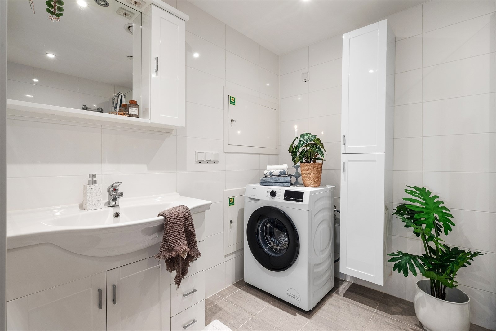 Leiligheten har et tidløst og pent flislagt bad på 5,3 m². Badet har en god størrelse og fremstår som både praktisk og tiltalende. Galleribilde